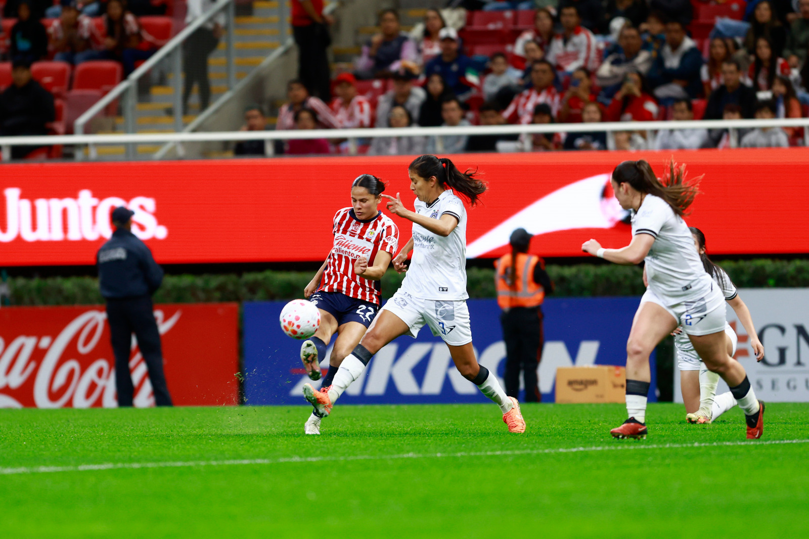 Chivas busca seguir invicto y Tigres parte como favorito ante Atlas en la jornada