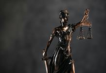 La Fiscalía española investiga a alcalde conservador catalán por desalojo de 400 migrantes