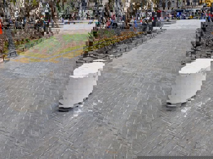 Automovilistas ignoran bolardos y vuelven a invadir la Plaza Liberación