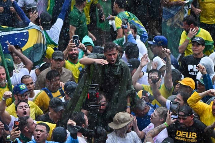 Manifestantes heridos por caída de rayo en marcha de Bolsonaro en Brasilia Manifestantes heridos por caída de rayo en marcha de Bolsonaro en Brasilia