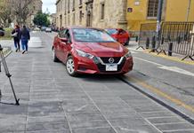 Automovilistas ignoran bolardos y vuelven a invadir la Plaza Liberación Automovilistas ignoran bolardos y vuelven a invadir la Plaza Liberación