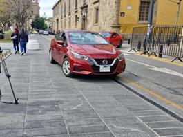 Automovilistas ignoran bolardos y vuelven a invadir la Plaza Liberación Automovilistas ignoran bolardos y vuelven a invadir la Plaza Liberación