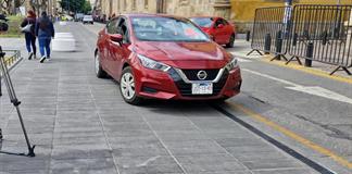 Automovilistas ignoran bolardos y vuelven a invadir la Plaza Liberaci&oacute;n