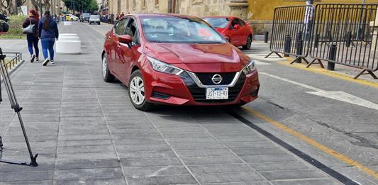 Automovilistas ignoran bolardos y vuelven a invadir la Plaza Liberación