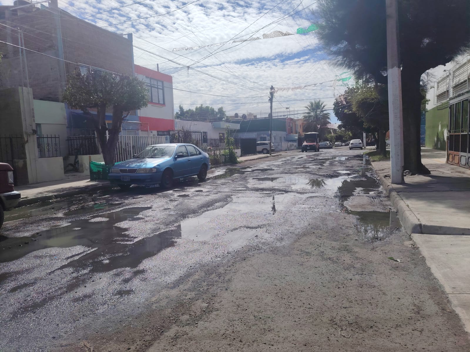 Aguas negras al intemperie enferman a vecinos de la Consti y el SIAPA los ignora