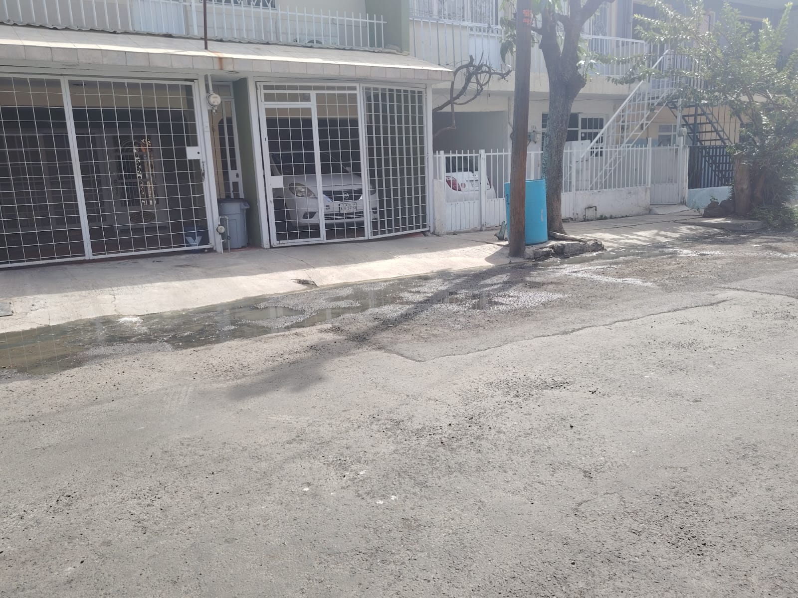 Aguas negras al intemperie enferman a vecinos de la Consti y el SIAPA los ignora