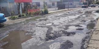 Aguas negras al intemperie enferman a vecinos de la Consti y el SIAPA los ignora