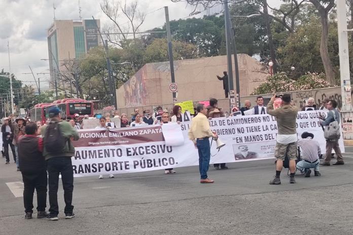 Salen a la calle otra vez a manifestarse por el tarifazo al transporte público Salen a la calle otra vez a manifestarse por el tarifazo al transporte público
