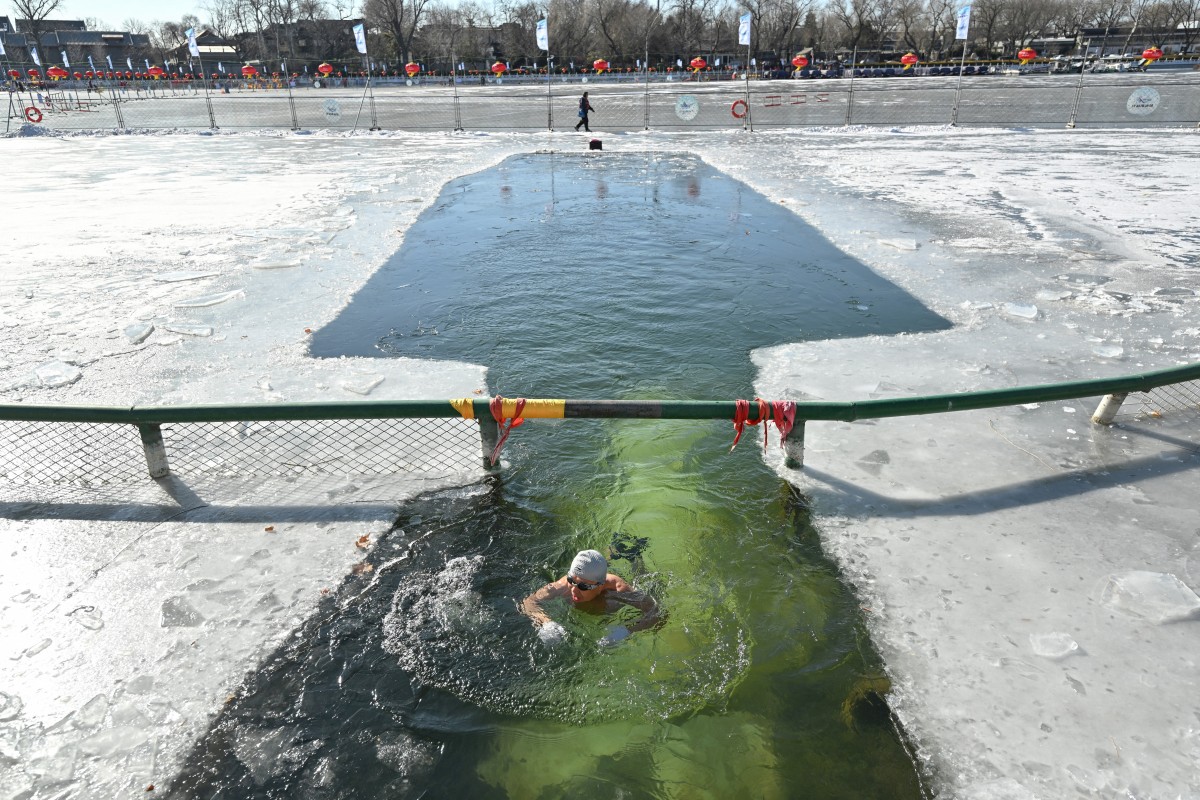 Los nadadores que desafían las aguas heladas en Pekín