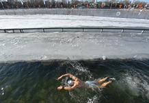 Los nadadores que desafían las aguas heladas en Pekín