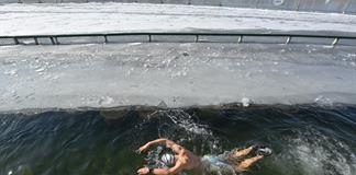 Los nadadores que desaf&iacute;an las aguas heladas en Pek&iacute;n