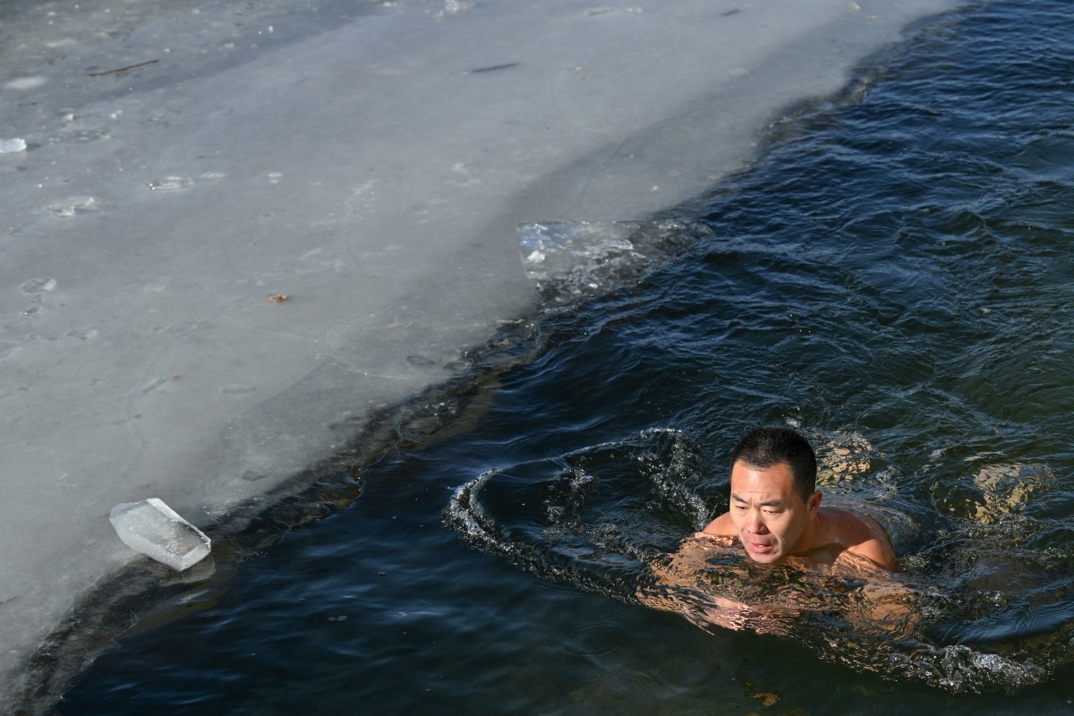 Los nadadores que desafían las aguas heladas en Pekín