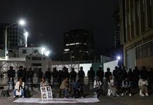 Familiares de presos políticos se instalan con fe afuera de un penal en Venezuela Familiares de presos políticos se instalan con fe afuera de un penal en Venezuela