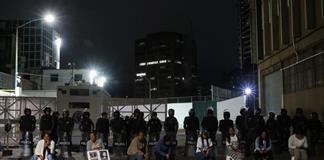 Familiares de presos pol&iacute;ticos se instalan con fe afuera de un penal en Venezuela