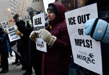 Agentes migratorios abandonan Mine&aacute;polis mientras prosigue la investigaci&oacute;n sobre muerte de manifestante