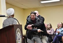 Congresista dem&oacute;crata no se doblega tras ser atacada con l&iacute;quido en mitin en EEUU