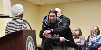 Congresista demócrata no se doblega tras ser atacada con líquido en mitin en EEUU Congresista demócrata no se doblega tras ser atacada con líquido en mitin en EEUU