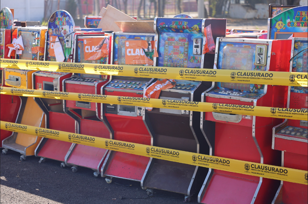 Pablo Lemus alza la mano para hacer frente a máquinas tragamonedas