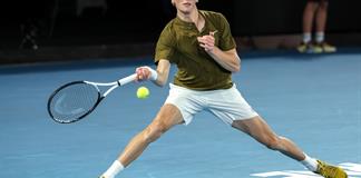 Sinner se cita con Djokovic en semis de Australia, Swiatek eliminada