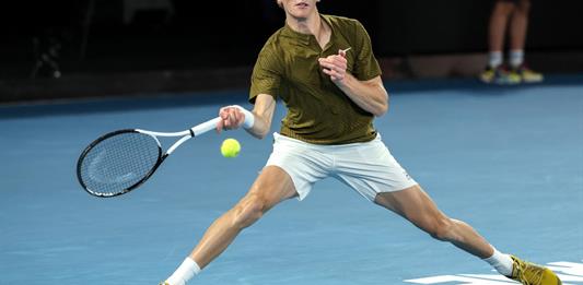 Sinner se cita con Djokovic en semis de Australia, Swiatek eliminada