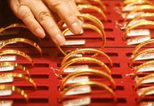 El precio del oro roza los 5.600 dólares ante las amenazas de Trump contra Irán