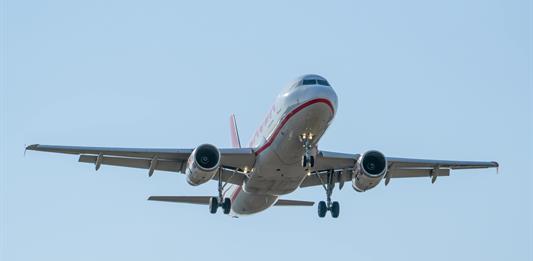 La demanda de vuelos en avión crece en 2025, especialmente en viajes internacionales