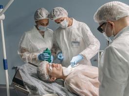 La cirug&iacute;a est&eacute;tica atrae cada vez a m&aacute;s hombres, sobre todo en Oriente Medio y Am&eacute;rica Latina