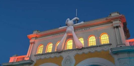 Un instalación en forma de conejo sobre los Arcos Vallarta y videomapping sobre La Catedral activan el Art Wknd GDL 2026