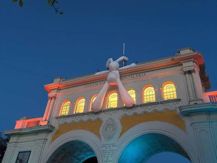 Un instalación en forma de conejo sobre los Arcos Vallarta y videomapping sobre La Catedral activan el Art Wknd GDL 2026 Un instalación en forma de conejo sobre los Arcos Vallarta y videomapping sobre La Catedral activan el Art Wknd GDL 2026