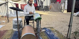 Una bater&iacute;a con cubos de pl&aacute;stico: la terapia de un m&uacute;sico gazat&iacute; en medio de la miseria