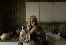 Dif&iacute;cil sobrevivir: ancianos de Kiev tiritan de fr&iacute;o sin luz ni calefacci&oacute;n por los ataques rusos