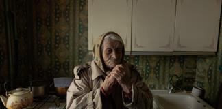 Difícil sobrevivir: ancianos de Kiev tiritan de frío sin luz ni calefacción por los ataques rusos