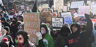 Miles de personas marchan en Mine&aacute;polis contra las redadas de migrantes del gobierno Trump