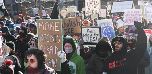 Miles de personas marchan en Mineápolis contra las redadas de migrantes del gobierno Trump