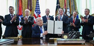 Donald Trump firma decreto para organizar carrera IndyCar en Washington en agosto