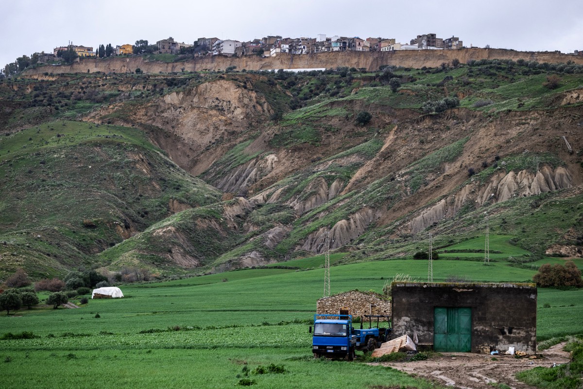 Rescatistas socorren loros en ciudad siciliana afectada por deslave