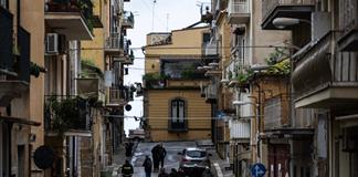 Rescatistas socorren loros en ciudad siciliana afectada por deslave