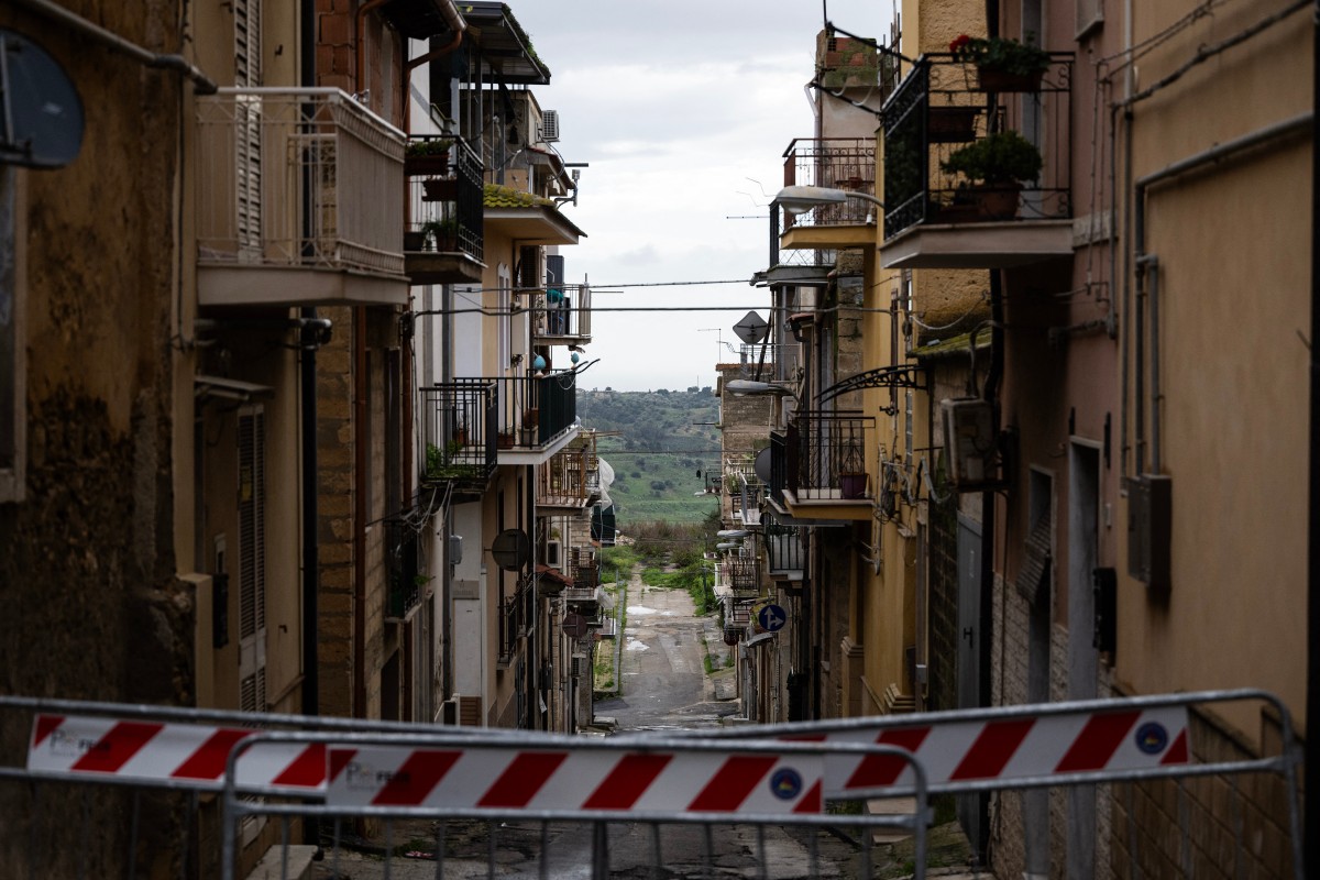 Rescatistas socorren loros en ciudad siciliana afectada por deslave