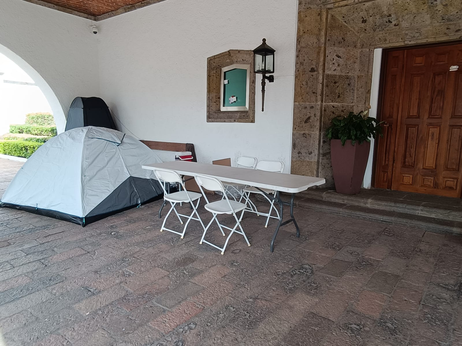 Madre acusa al Estado de proteger violencia vicaria y se encadena en Casa Jalisco