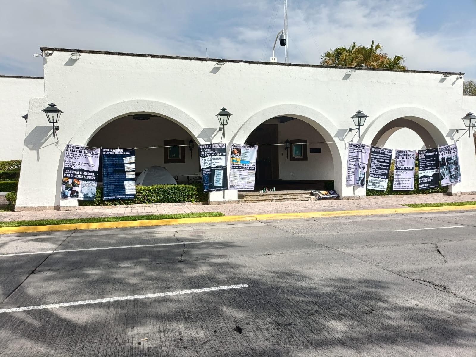 Madre acusa al Estado de proteger violencia vicaria y se encadena en Casa Jalisco