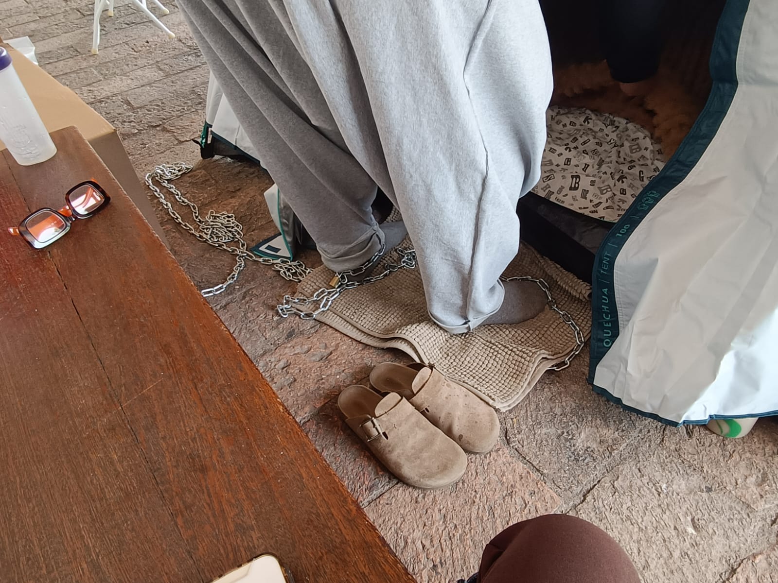 Madre acusa al Estado de proteger violencia vicaria y se encadena en Casa Jalisco