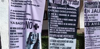 Madre acusa al Estado de proteger violencia vicaria y se encadena en Casa Jalisco