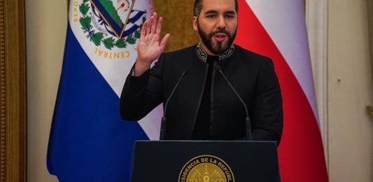 Kast recorre megacárcel Cecot y solicita apoyo a Bukele para sistema penitenciario chileno