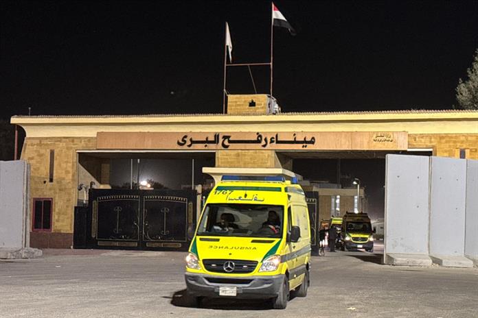 Los primeros pacientes palestinos llegan Egipto tras apertura limitada del paso de Rafah