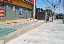 Construyen banqueta y bloquean área de estacionamiento en Camino Real de Colima