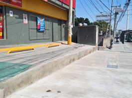Construyen banqueta y bloquean área de estacionamiento en Camino Real de Colima Construyen banqueta y bloquean área de estacionamiento en Camino Real de Colima