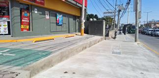 Construyen banqueta y bloquean &aacute;rea de estacionamiento en Camino Real de Colima