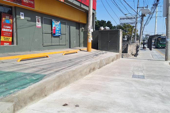 Construyen banqueta y bloquean área de estacionamiento en Camino Real de Colima
