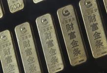 El oro y la plata caen un 4 % y un 8 %, respectivamente, pero mejoran su desplome inicial