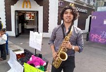 Saxofonista pide firmas para evitar que inspectores lo retiren del Centro de la ciudad